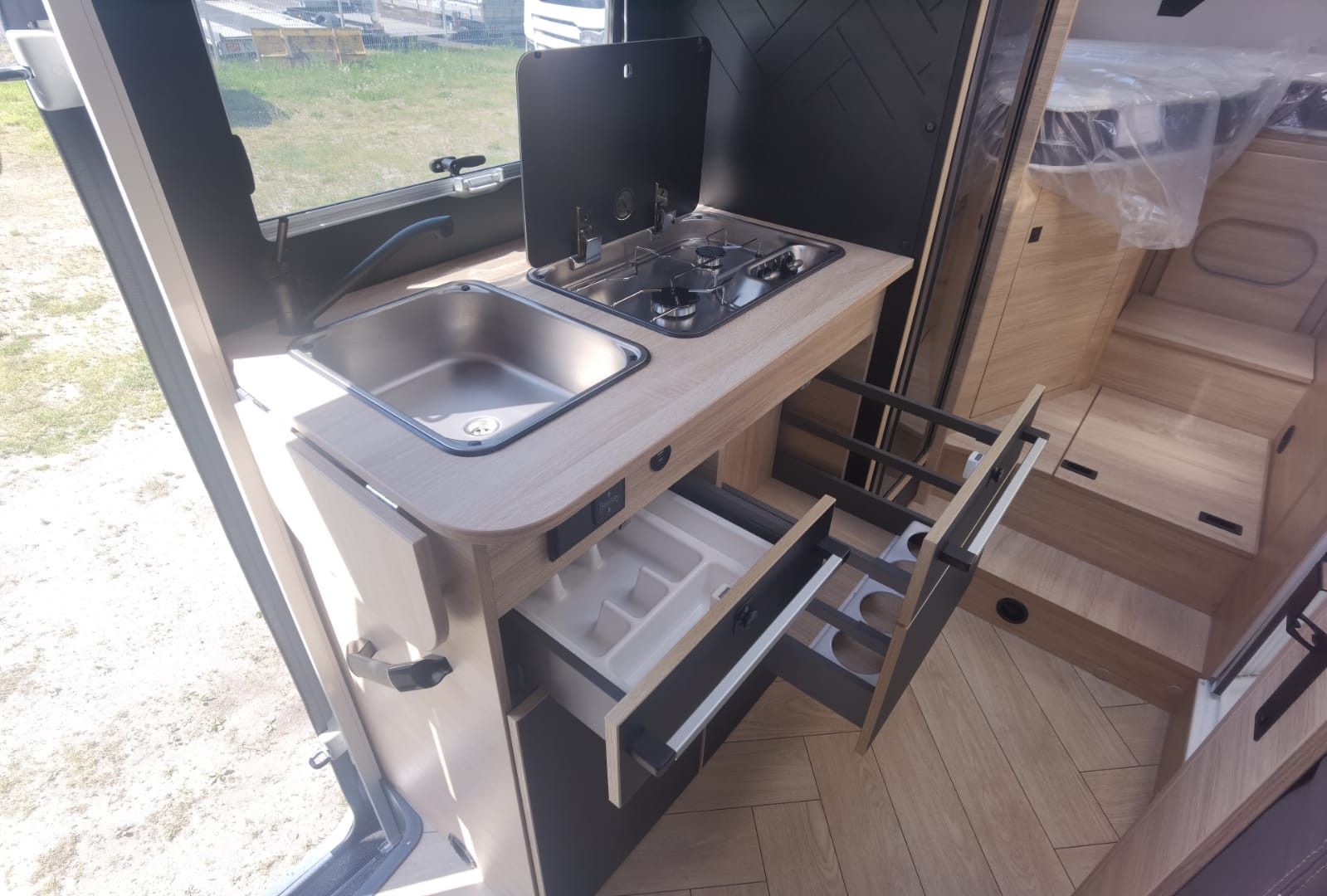Fahrzeugabbildung Challenger 287 Graphite Edition m. Hubbett