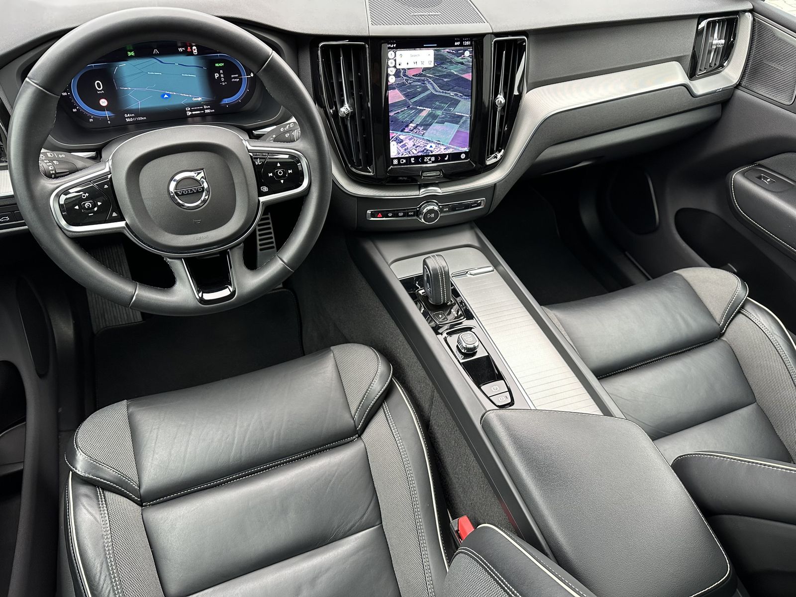 Fahrzeugabbildung Volvo XC60 T6 AWD R-Design NAV+LED+AHK+360°+H&K+PANO