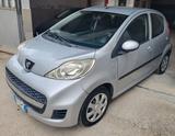 Peugeot 107 1.0 68CV 5p. Active - silberne Peugeot 107