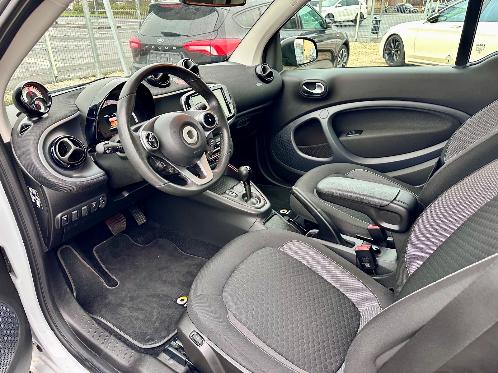 Fahrzeugabbildung Smart ForTwo Coupe EQ /LED/PDC/Kamera/Pano/CarPlay