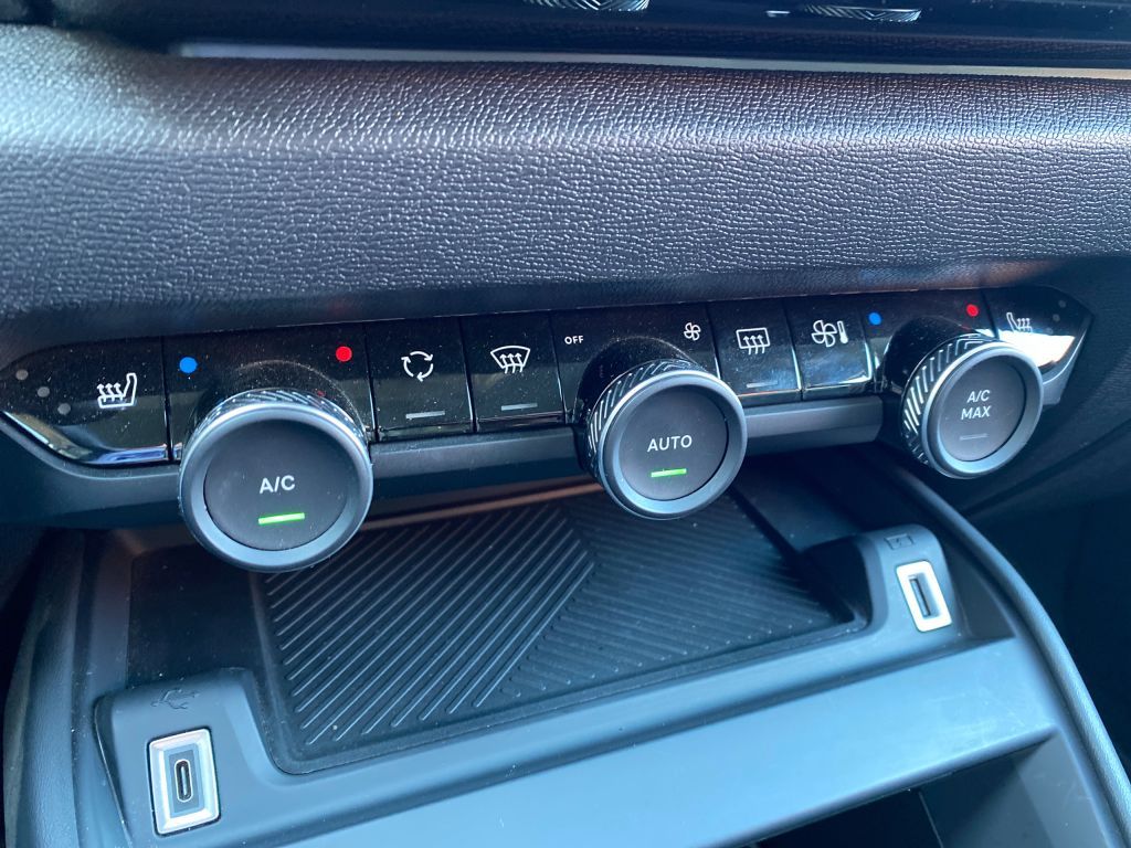 Fahrzeugabbildung Citroën C4 PureTech 130 S&S EAT8 SHINE *Sitzh. vorn*
