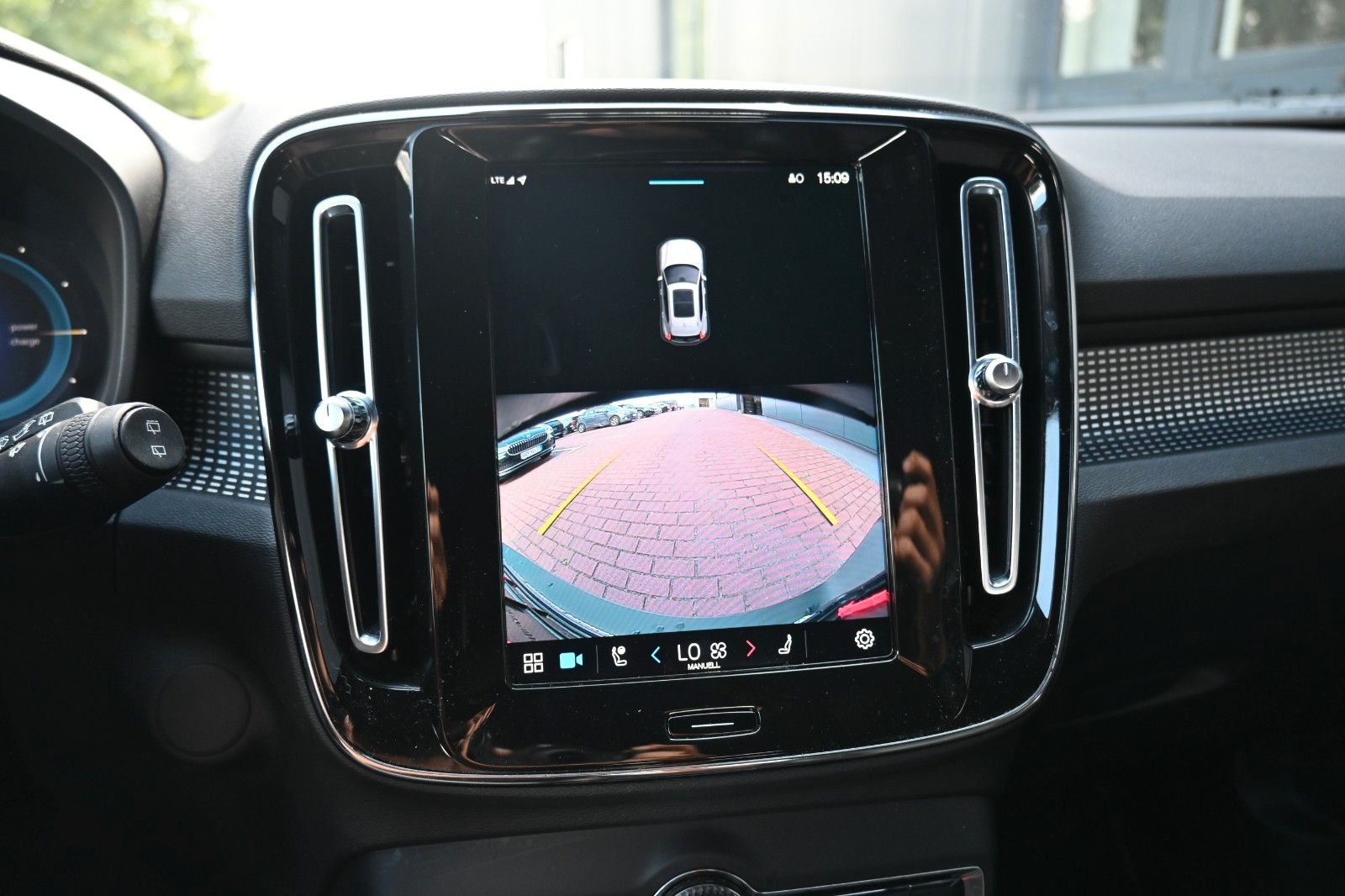 Fahrzeugabbildung Volvo XC40 BEV AWD R Design*H&K*FSHZG*RFK*WP*20Zoll*