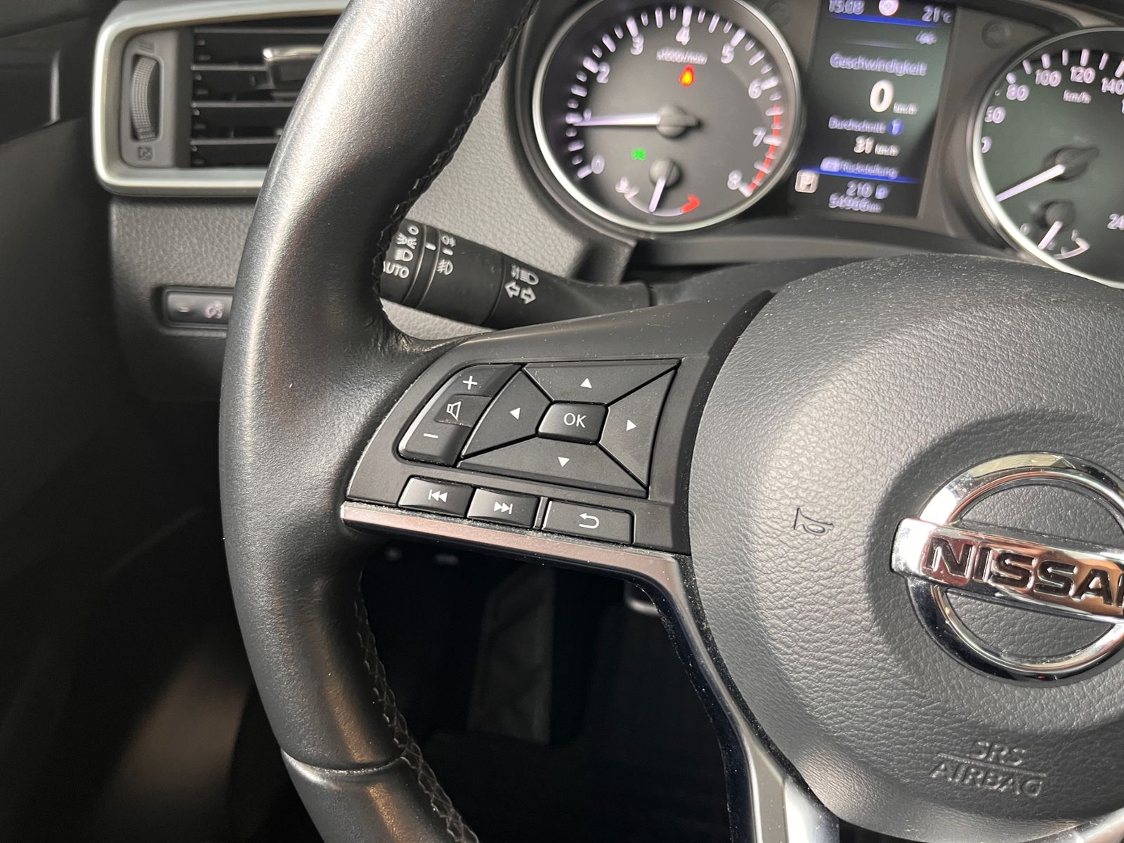 Fahrzeugabbildung Nissan Qashqai Zama AHK PANO NAV RFK SHZ