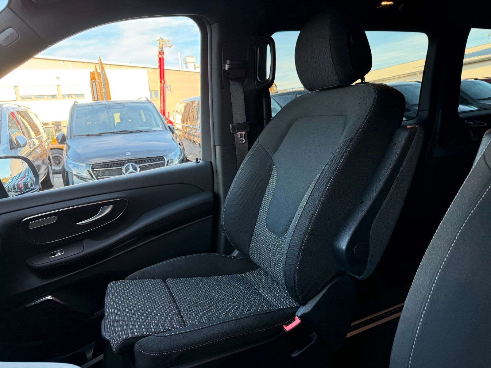 Fahrzeugabbildung Mercedes-Benz V 300 d 4MATIC STYLE AMG DISTRONIC MULTIBEAM