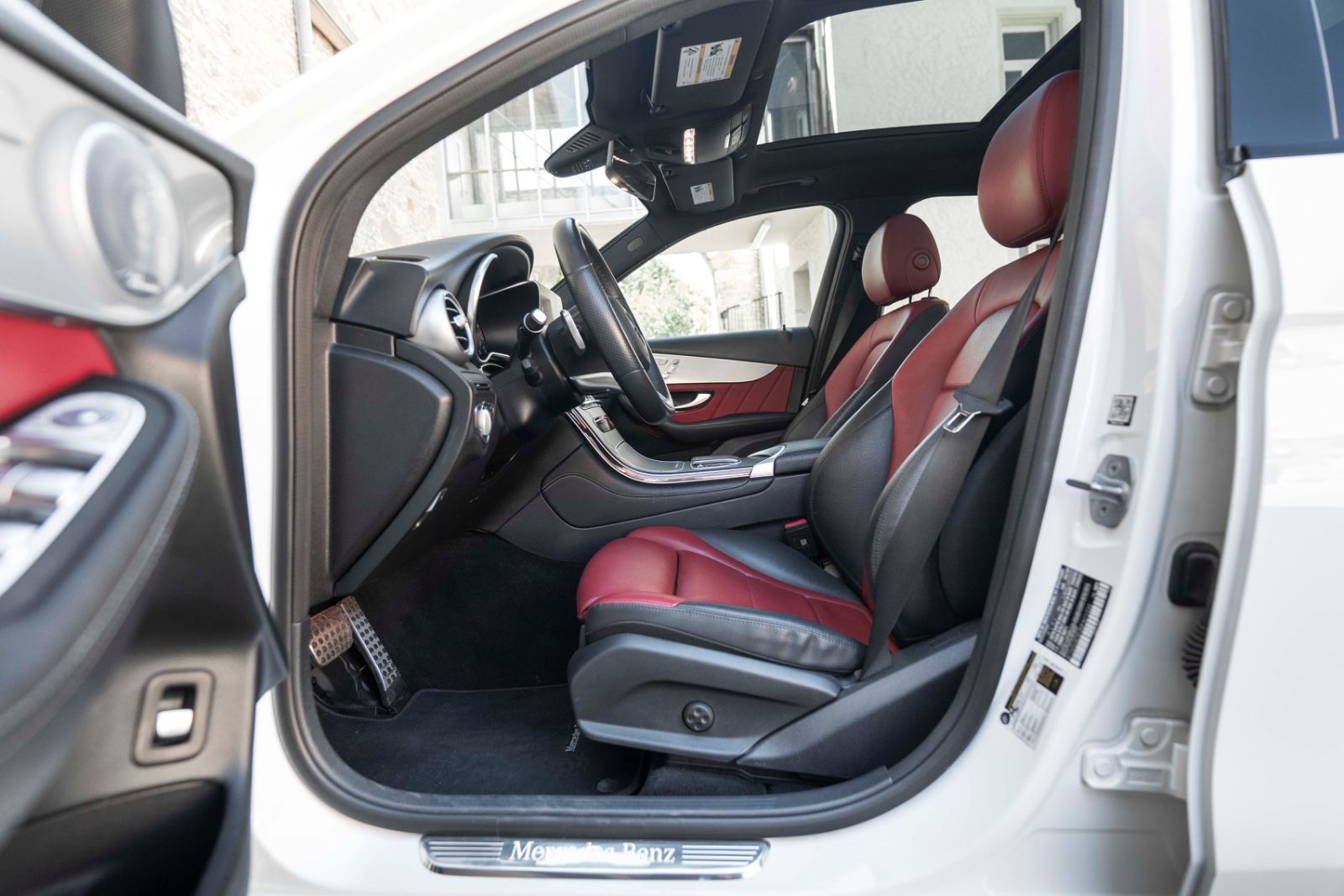 Fahrzeugabbildung Mercedes-Benz GLC 300 AMG-LINE BURMESTER LED 360° SHZ PANO