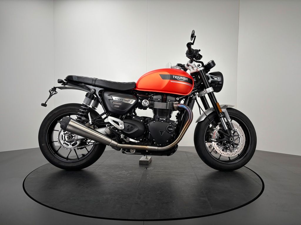 Fahrzeugabbildung Triumph SPEED TWIN 1200 *ZUBEHÖR *1. HAND *BAJA ORANGE