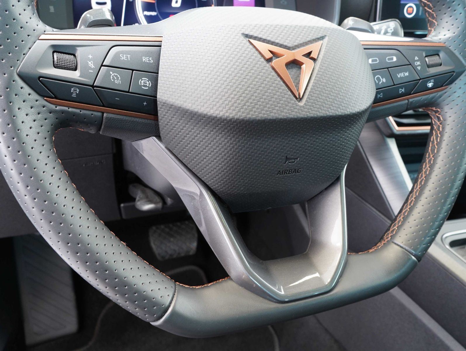 Fahrzeugabbildung CUPRA Formentor 1.5 TSI DSG LED/CARPLAY/KAMERA/PANO