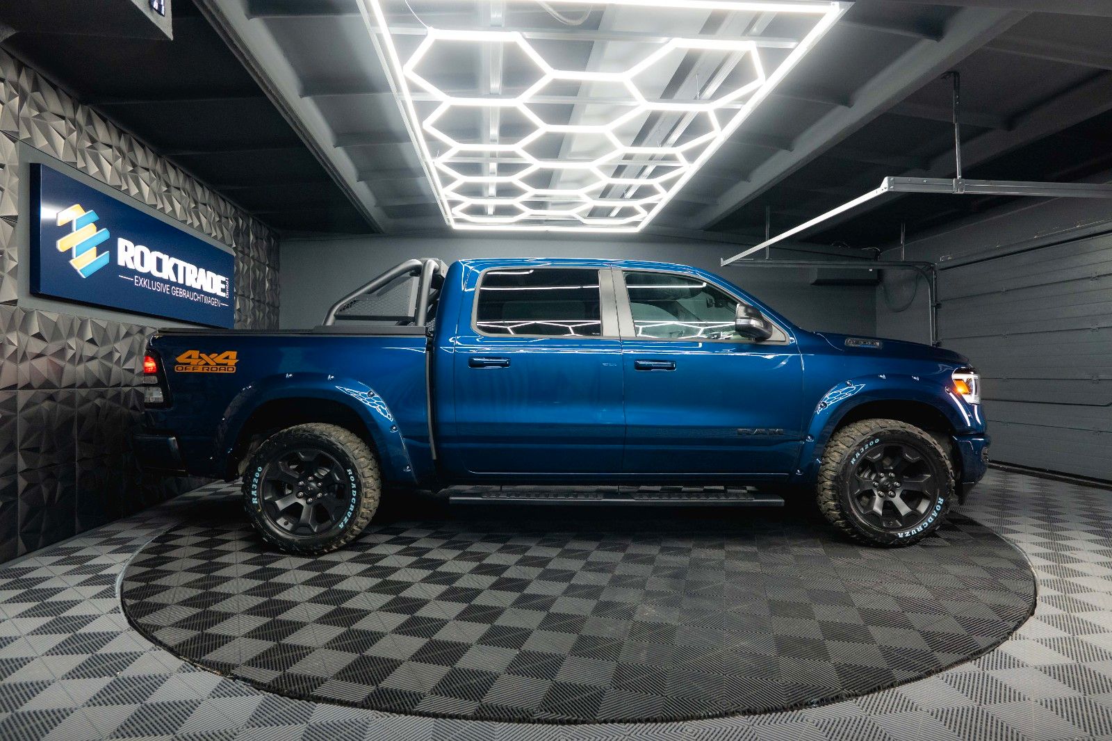 Fahrzeugabbildung Dodge RAM 5.7 V8 HEMI 4x4 OFFROAD Night-Paket *LED*19%