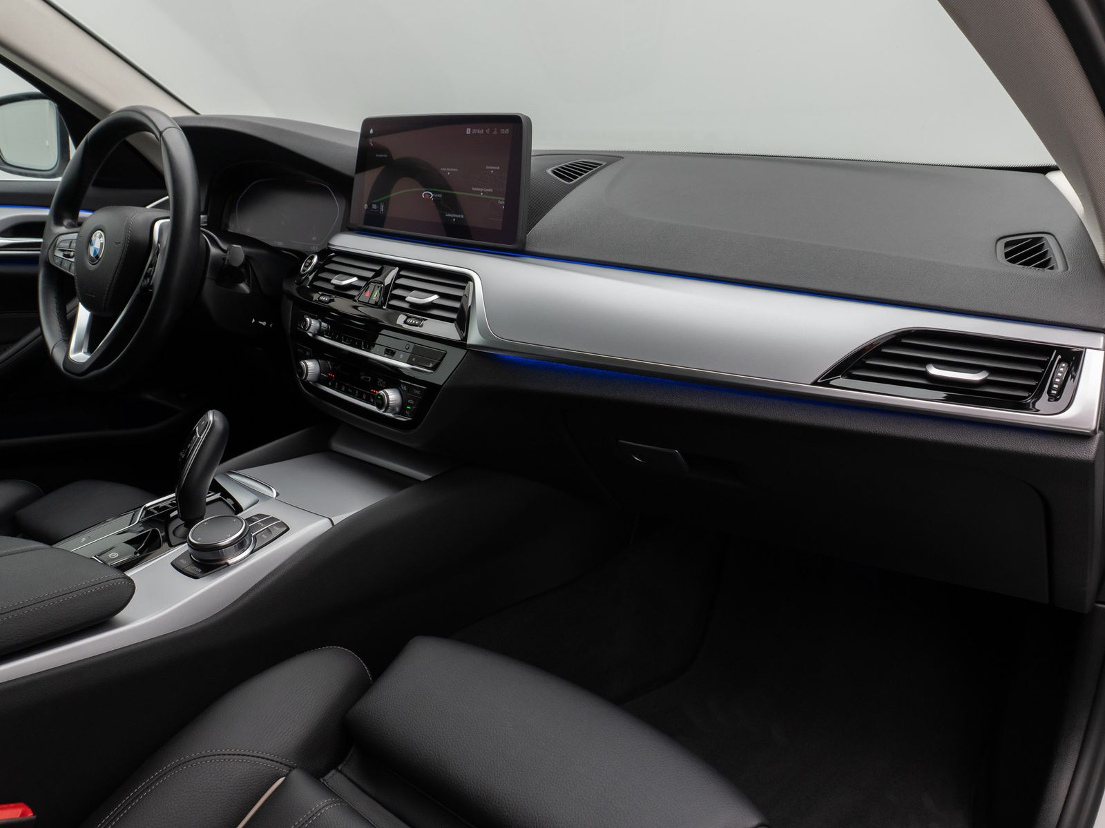 Fahrzeugabbildung BMW 530d Kamera HUD DAB Komfort Alarm Sport 19Zoll