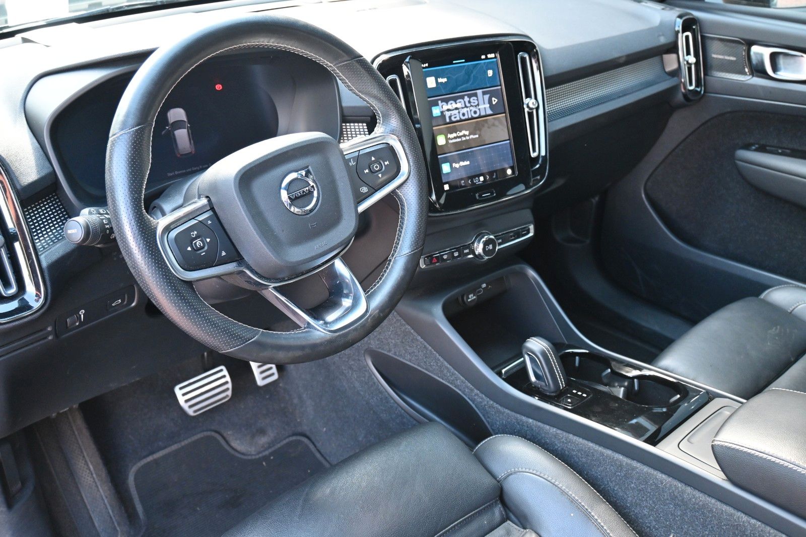 Fahrzeugabbildung Volvo XC40 BEV AWD R Design*H&K*FSHZG*RFK*WP*20Zoll*