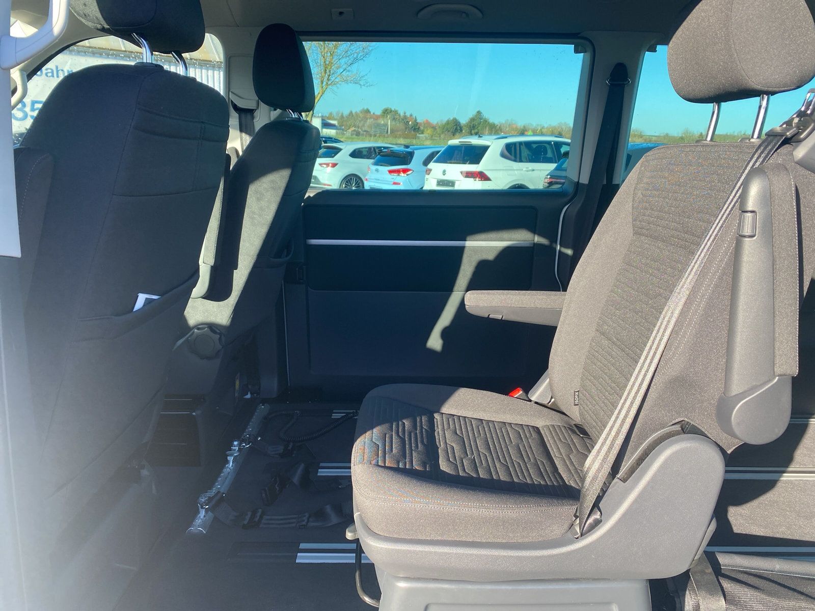 Fahrzeugabbildung Volkswagen T6 Multivan 2.0 TDI DSG 4M Edition BEHINDERTENGE