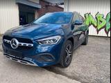 Mercedes-Benz GLA 200 GLB 200 DCT - - blaue Mercedes-Benz GLA 200
