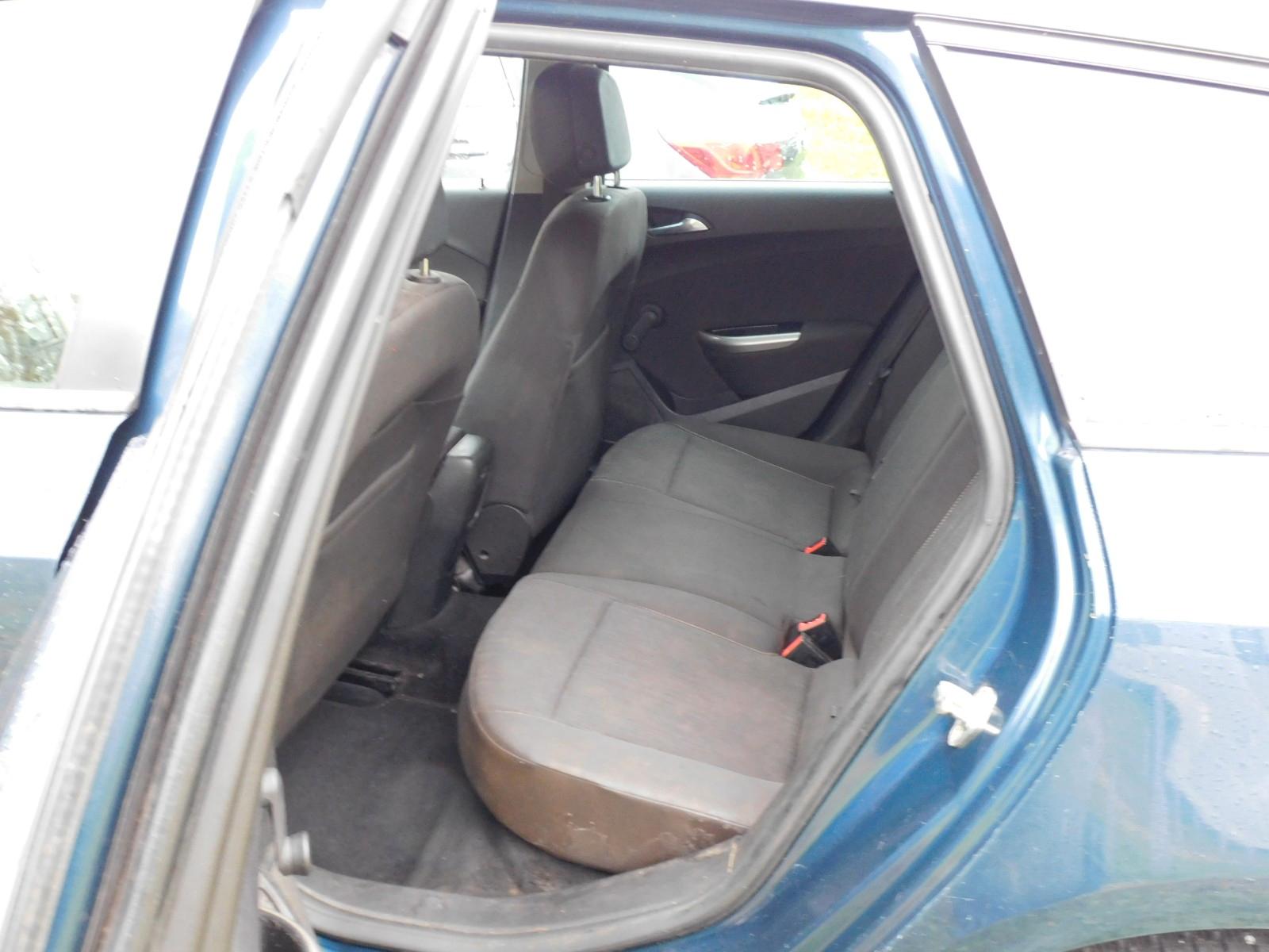 Opel Astra 2011 — photo 13