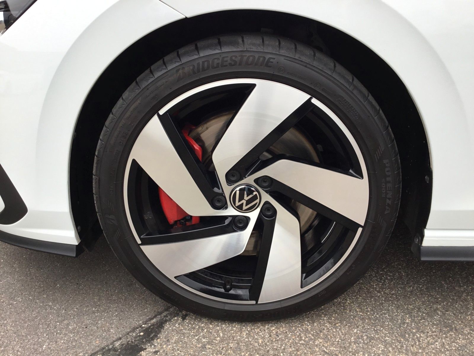 Fahrzeugabbildung Volkswagen Golf 2.0 TSI DSG GTI+Pano+18"+IQ Light