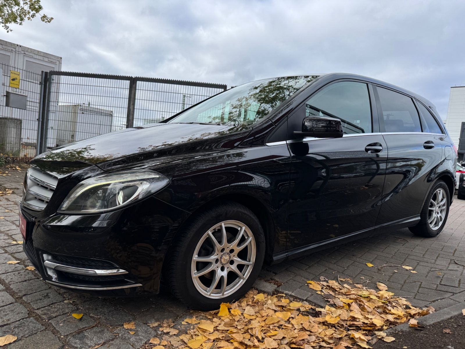 Fahrzeugabbildung Mercedes-Benz B 180 NAVI*BI-XENON*BLUETOOTH*PDC*SHZ