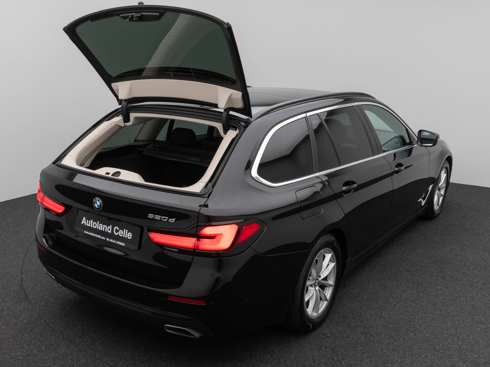 Fahrzeugabbildung BMW 520d Panorama Kamera DAB HiFi ACC Alarm M Sport