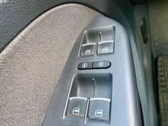 Fahrzeugabbildung Volkswagen Touran 1.6 TDI Life AAC NAVI SHZ PDC VORN ALU