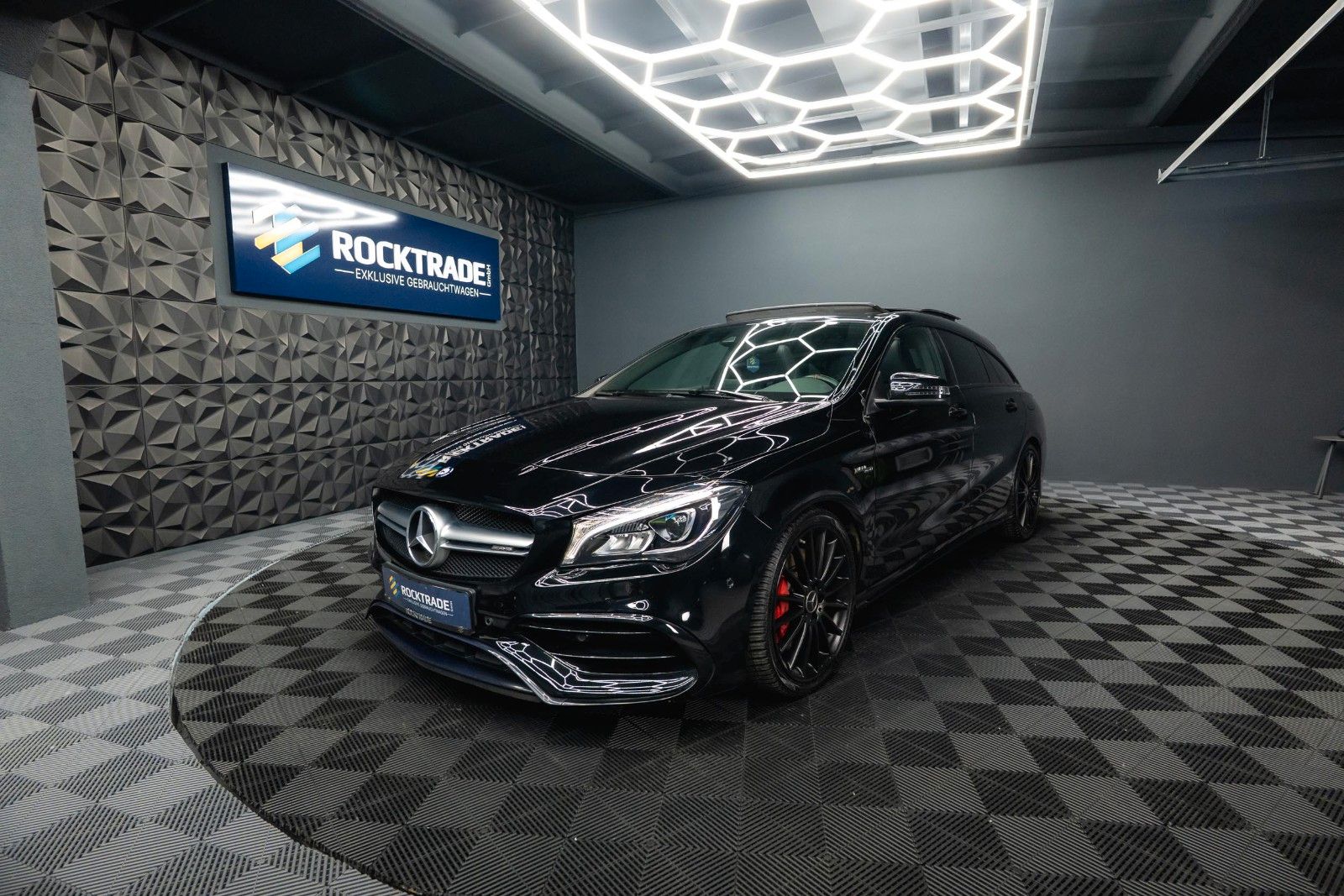 Fahrzeugabbildung Mercedes-Benz CLA 45 AMG 4Matic Performance Night *Pano*LED*