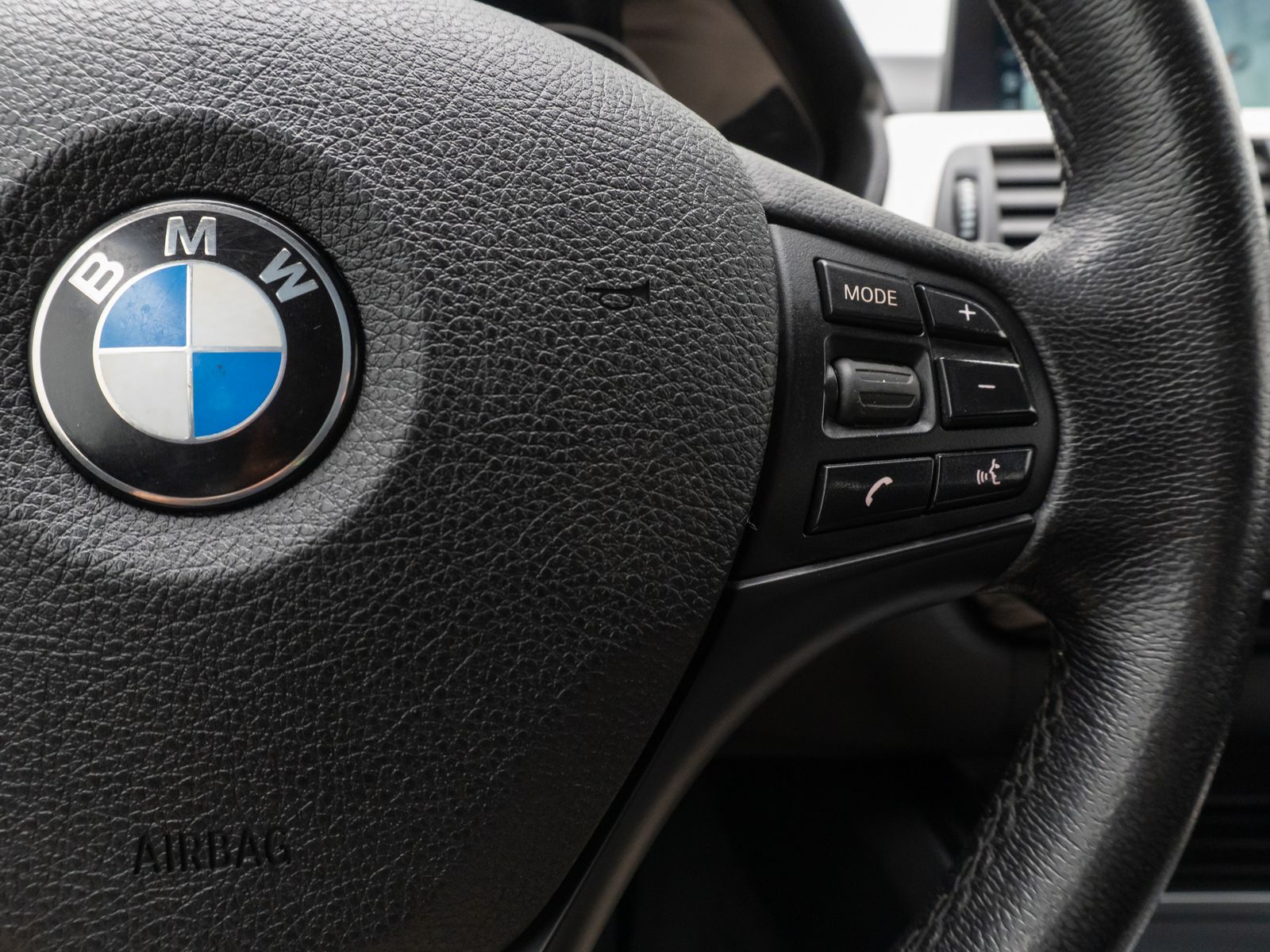 Fahrzeugabbildung BMW 318d NaviPro WLANLordos PDC LED Komfort Alarm