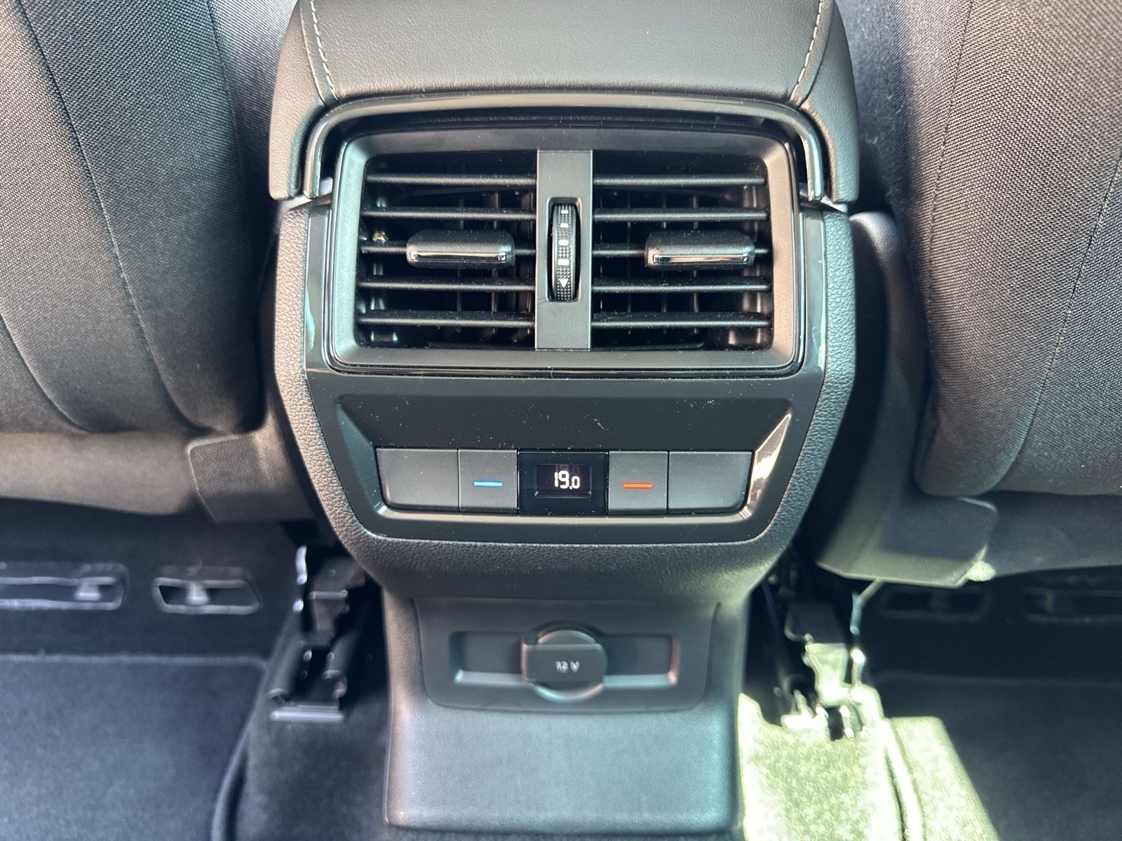 Karoq 2.0 TDI Tour 4x4, AHK, RearView, ACC,Navi,