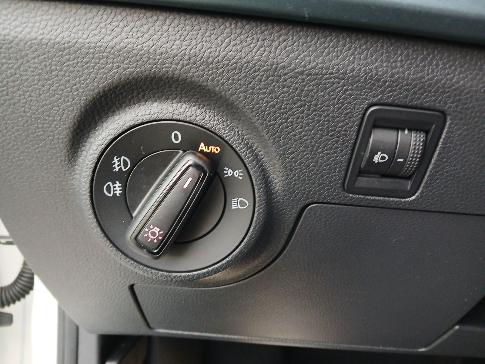 Fahrzeugabbildung SEAT Arona TSI Xperience DSG LED AHK GRA PDC SH LM