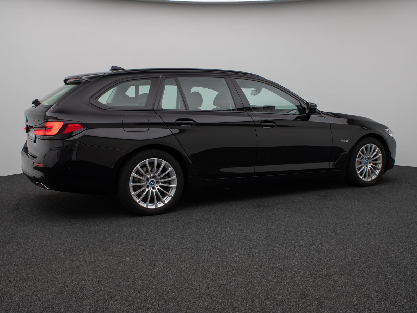 Fahrzeugabbildung BMW 530e Kamera DAB WLAN CockPitPro ACC Alarm LED