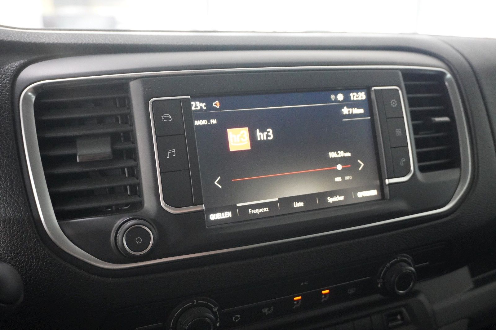 Fahrzeugabbildung Opel Vivaro C Kombi 2.0D "L" 9-SITZER NAVI/TEMP./DAB+