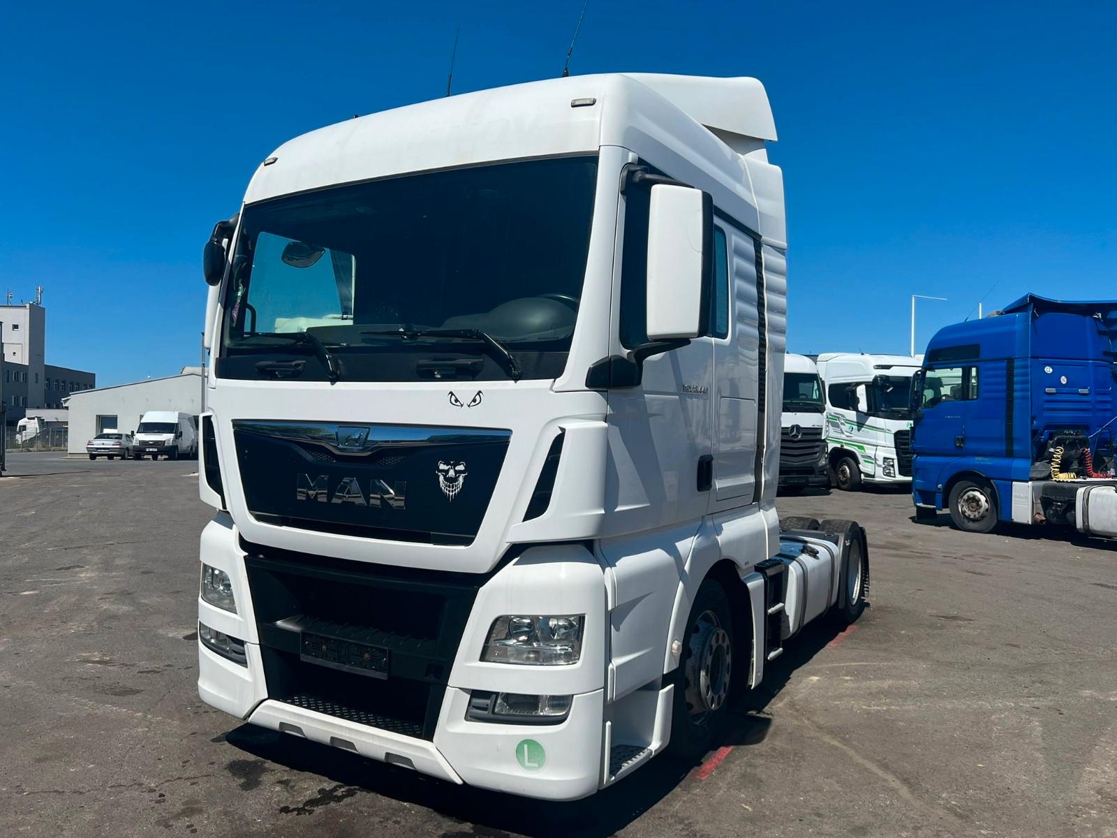 MAN TGX 18.440 LOW DECK MANUÁL EURO VI
