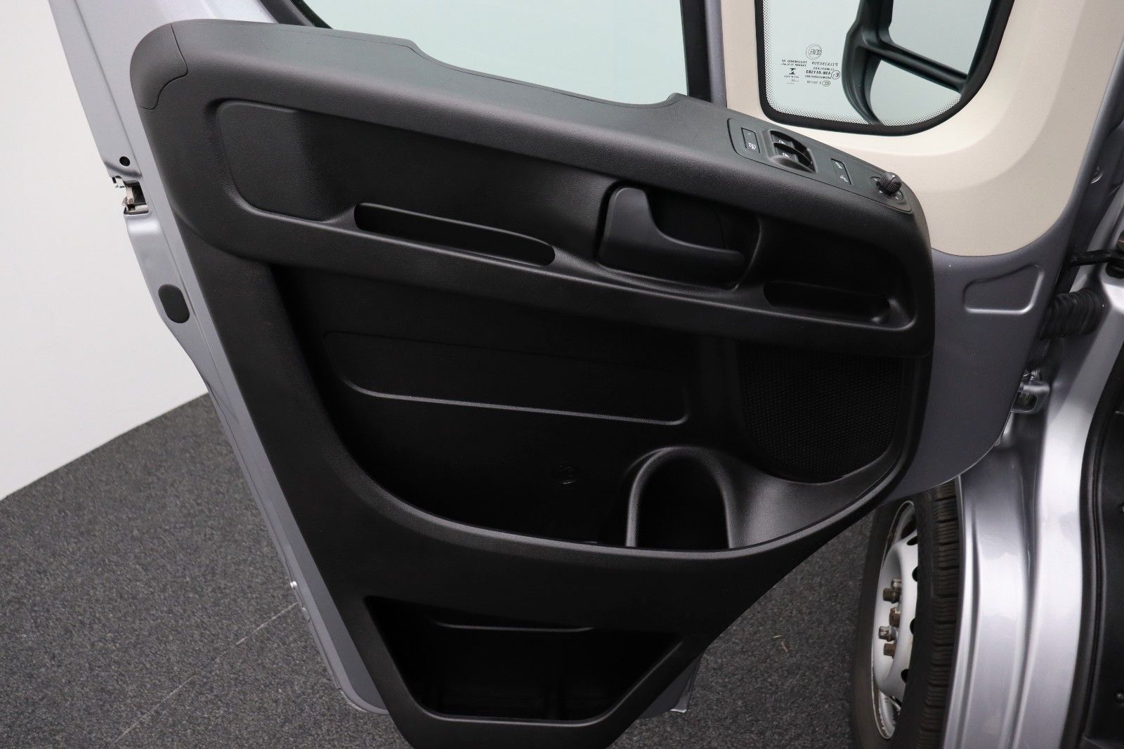 Fahrzeugabbildung Fiat Ducato 30 L1H1 2.2 Panorama - Komfort-Fahrersitz