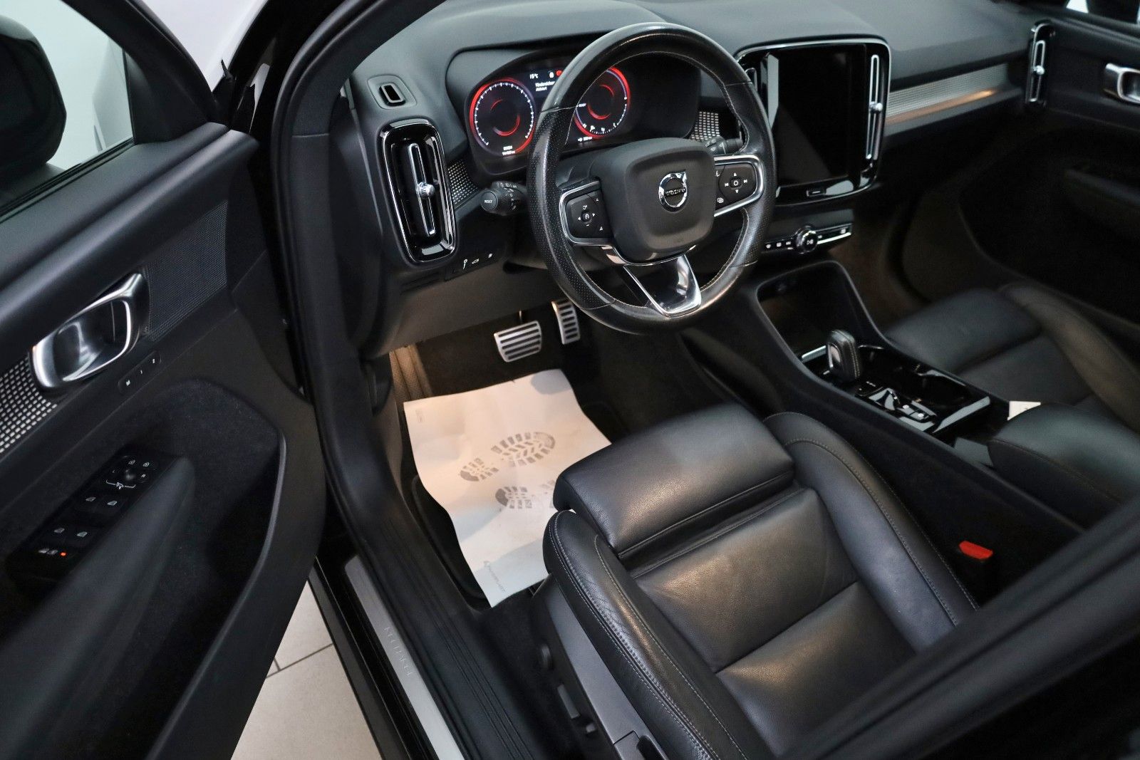 Fahrzeugabbildung Volvo XC40 T5 R Design Recharge Leder,Navi,LED,Kamera
