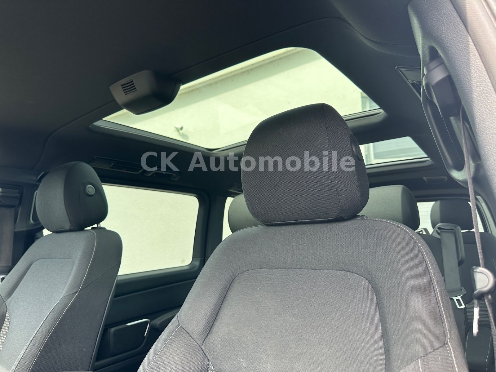 Fahrzeugabbildung Mercedes-Benz V300d EDITION 4Matic AMG-Line/7 Sitze/Pano/LED