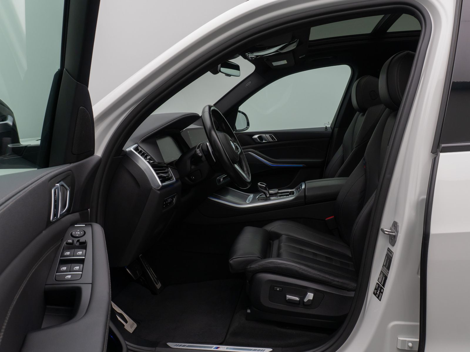 Fahrzeugabbildung BMW X5 xD30d M Sport 360° HUD HiFi DAB AHK Panorama