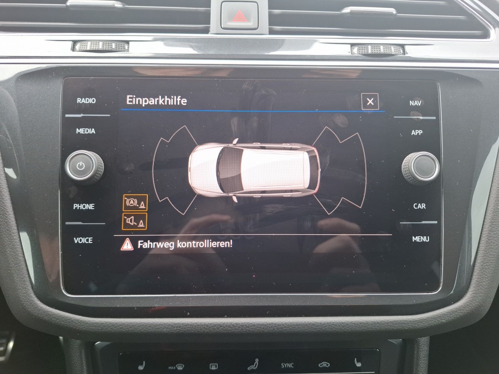 Fahrzeugabbildung Volkswagen Tiguan TSI Active LED Navi ACC PDC SH