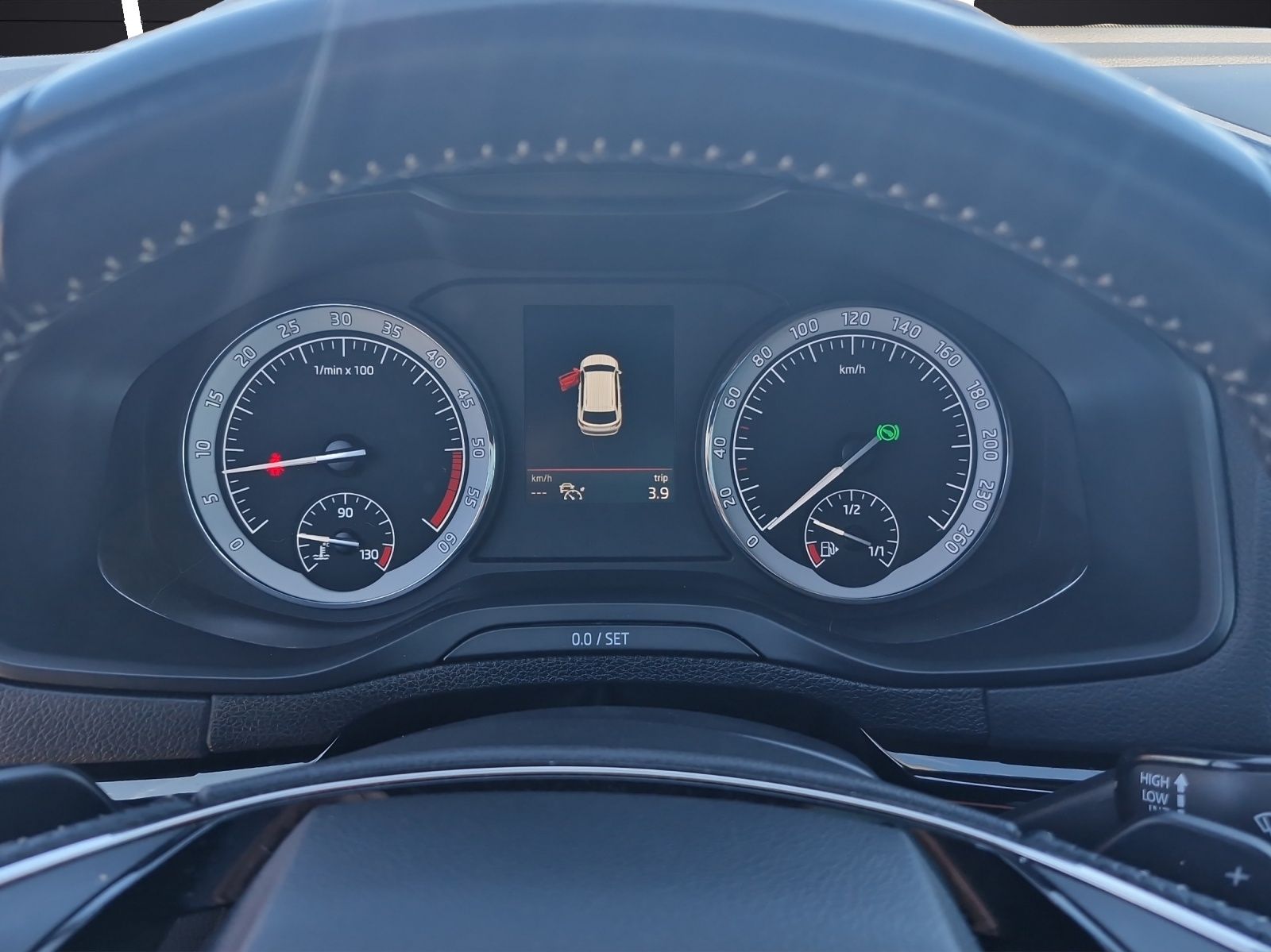 Fahrzeugabbildung SKODA Karoq Sportline 4x4 2.0 TDI LED AHK SHZ ACC