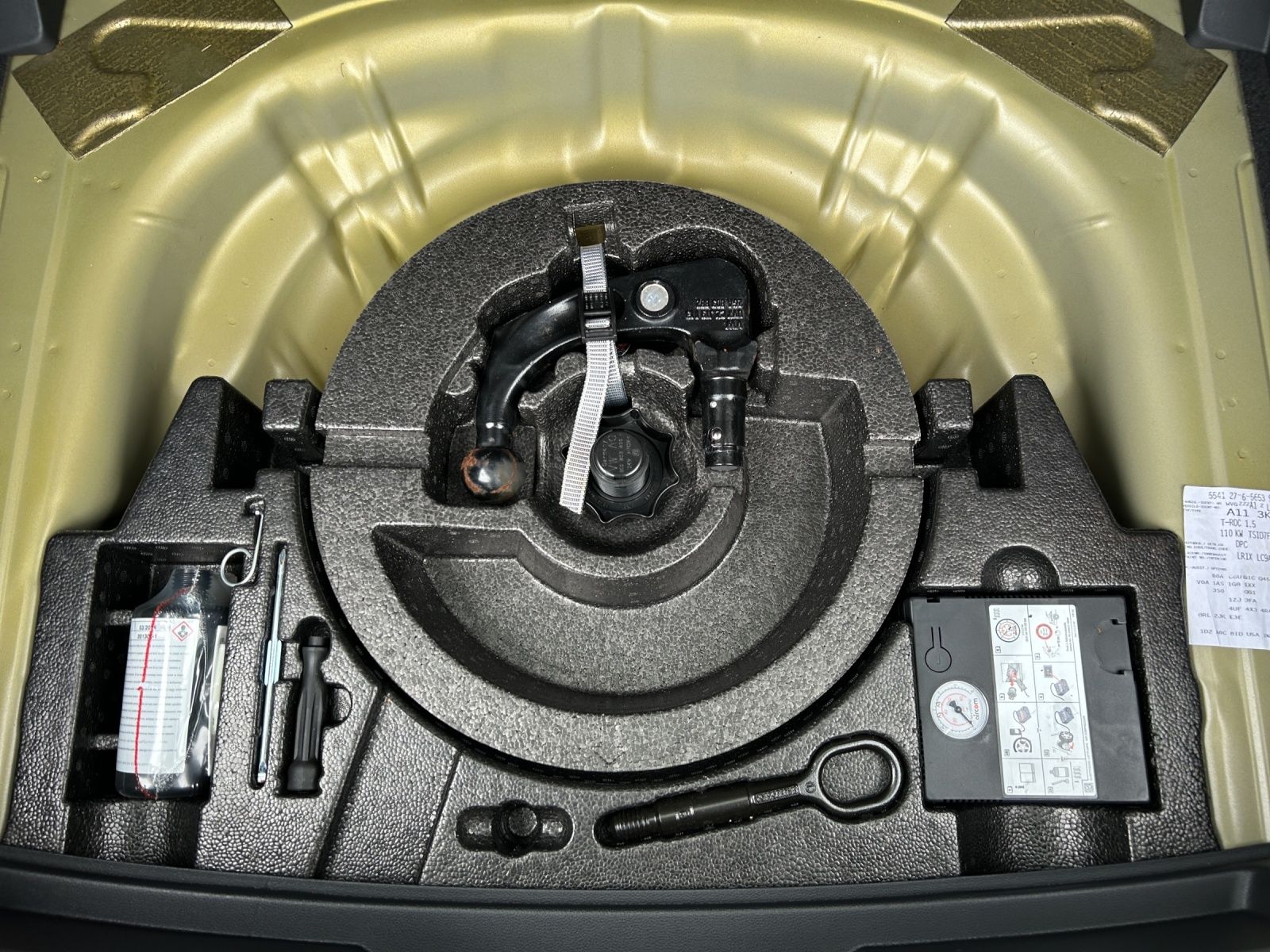 Fahrzeugabbildung Volkswagen T-Roc TSI United DSG LED Navi ACC AHK RFK SH
