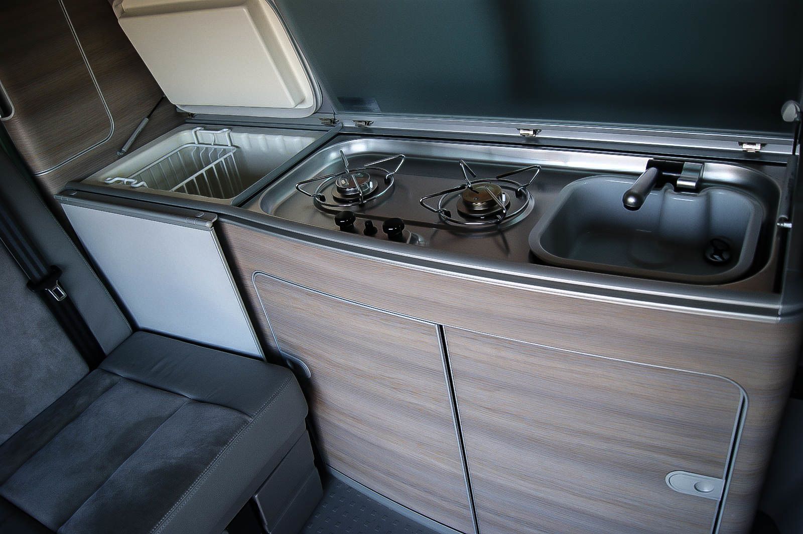Fahrzeugabbildung Volkswagen T5 California EUROPE 4-Motion 20TDI AUFSTELLDACH