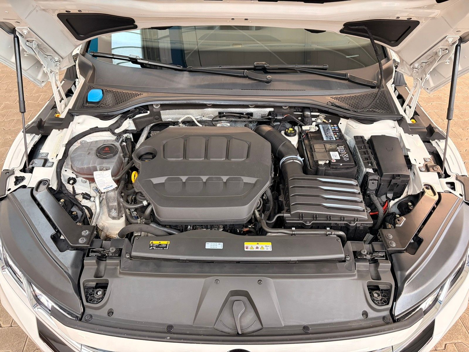 Fahrzeugabbildung Volkswagen Arteon SB R-Line 2.0 TSI DSG 4M +ACC +IQ.Light - mit KI generiert/bearbeitet