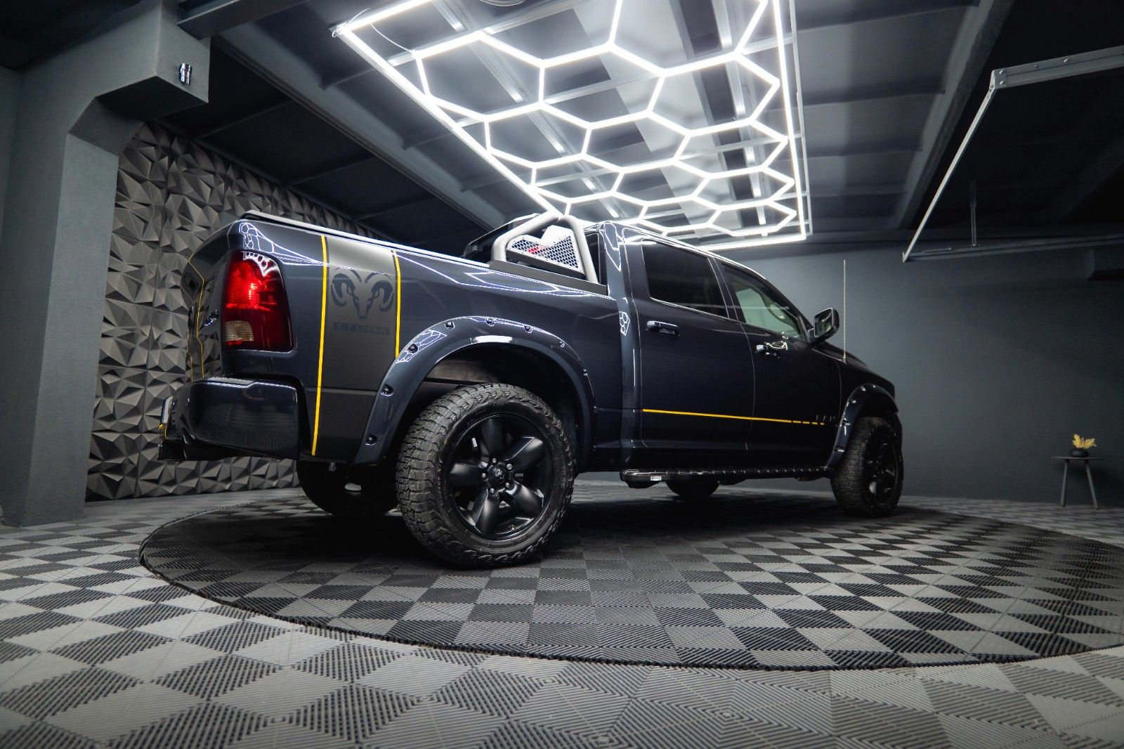 Fahrzeugabbildung Dodge RAM 5.7 V8 HEMI 4x4 OFFROAD Night-Paket *LED*AHK