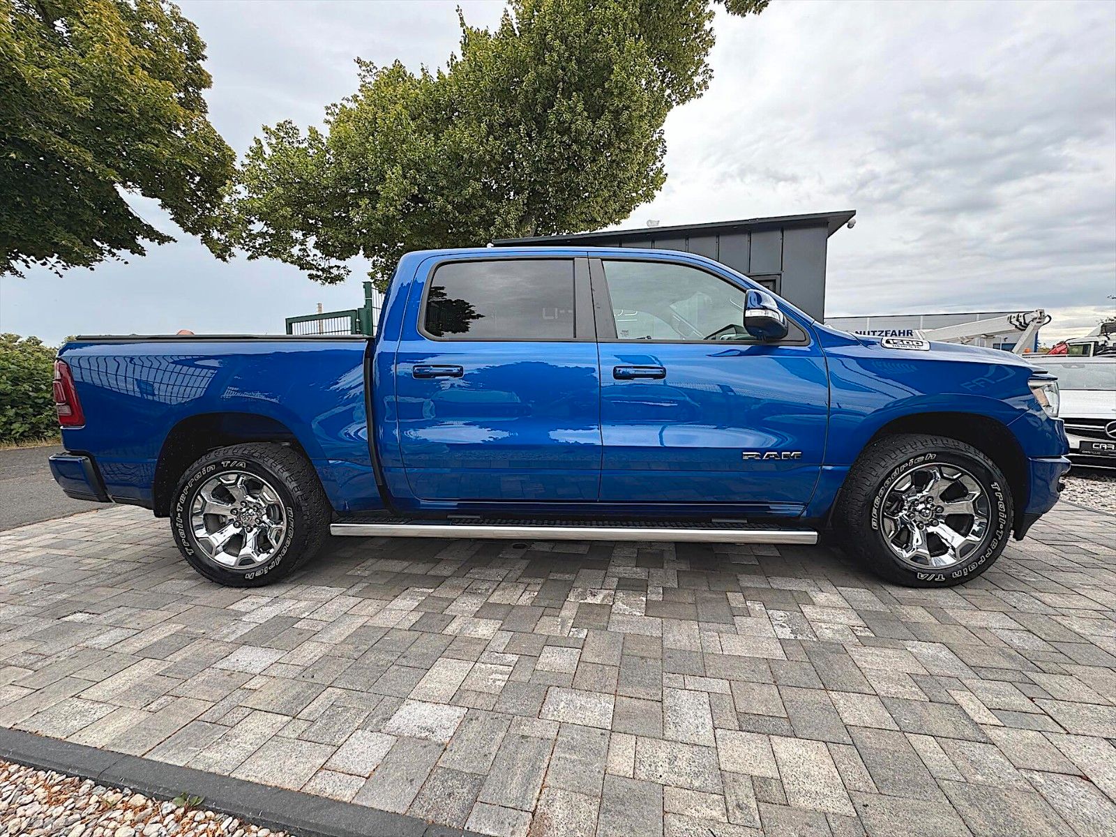 Fahrzeugabbildung Dodge RAM 5.7 V8 HEMI CrewCab 4x4 *Pano*LED* 19% MwSt.