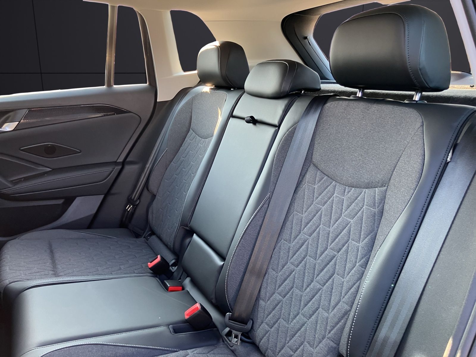 Fahrzeugabbildung Volkswagen Tiguan 1.5 e Life DSG LED ACC RearView Ambiente