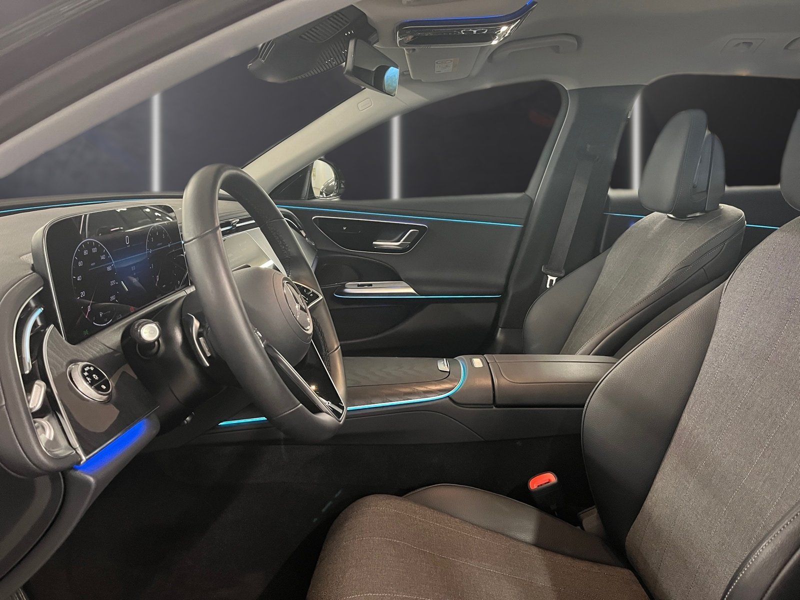 Fahrzeugabbildung Mercedes-Benz E 200 T Avantgarde*AHK*Kamera*Totwinkel*MBUX*LED