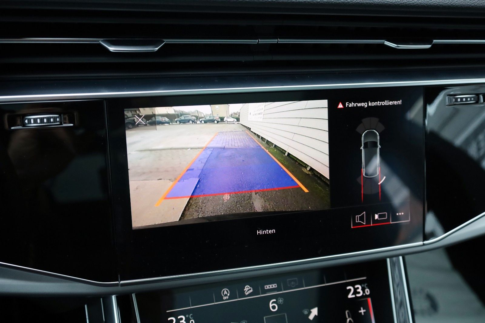 Fahrzeugabbildung Audi Q8 55 TFSI quattro, Navi,SH,Kamera,Panorama,B&O