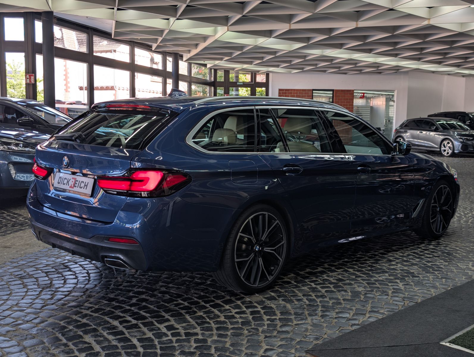 Fahrzeugabbildung BMW 530 i M Sport Tour. LEDER MEMO VIRT LED APP PANO