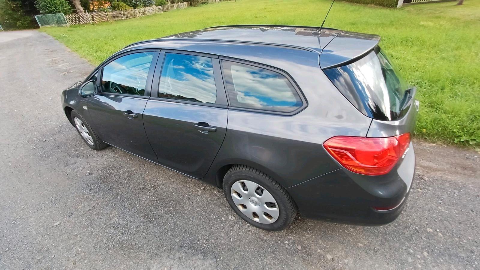 Opel Astra 2012 — rear view