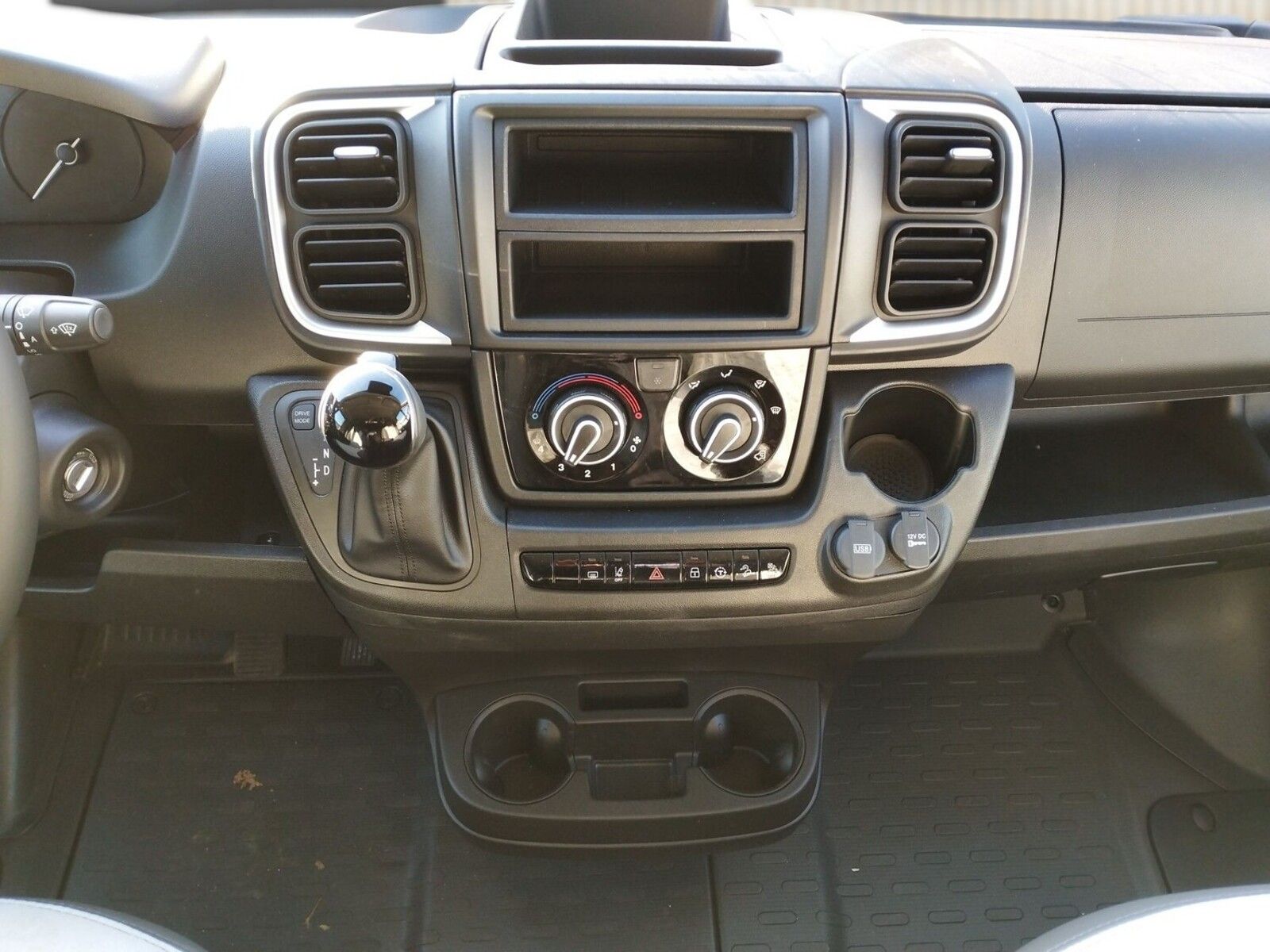 Fahrzeugabbildung Sunlight Adventure Cliff 640 Automatik, Dörr Edition, LTE