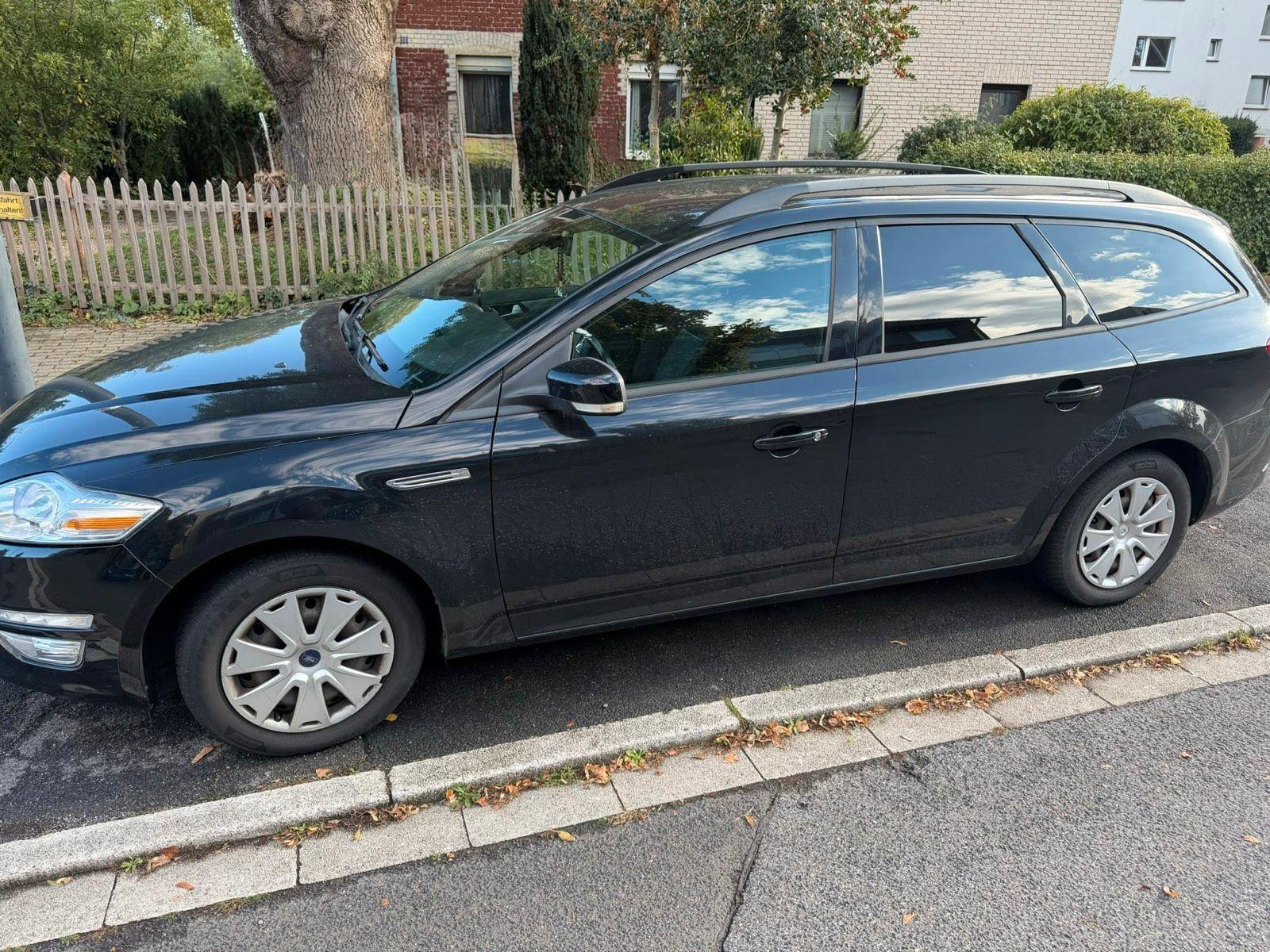 Ford Mondeo 2011 — rear view