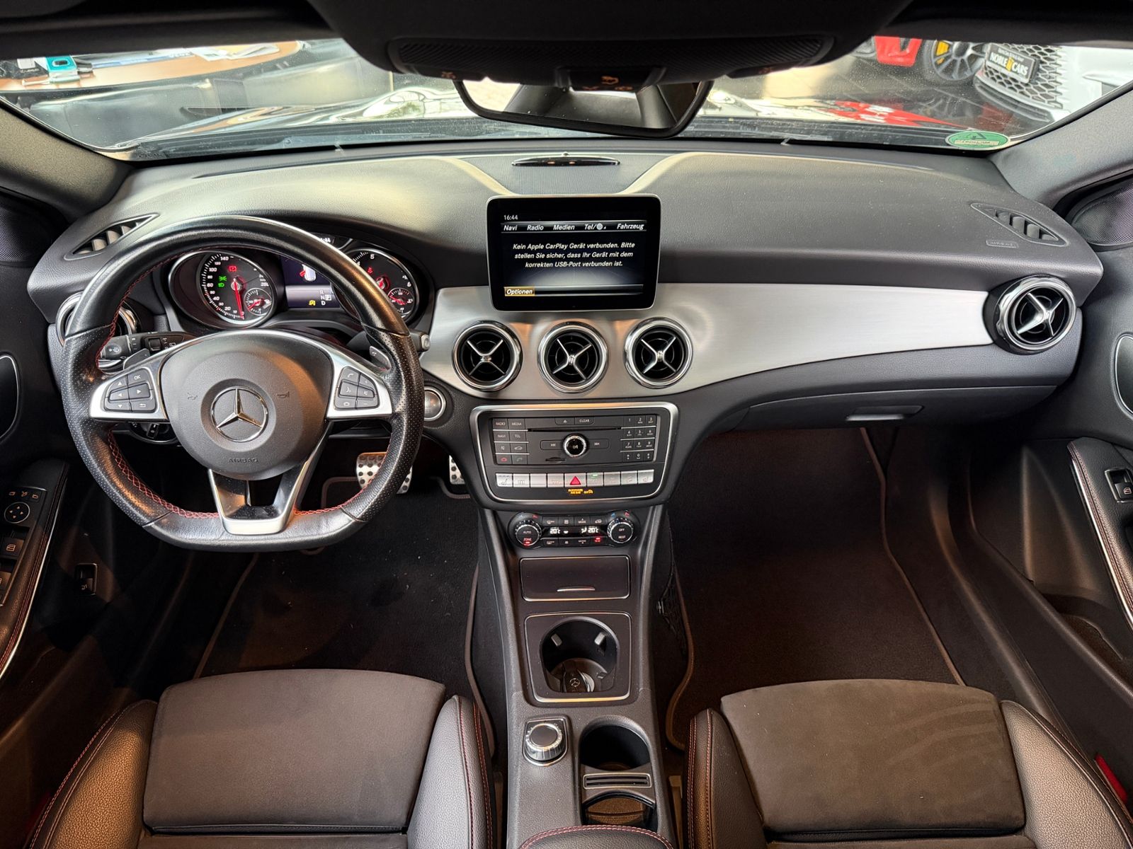 Fahrzeugabbildung Mercedes-Benz GLA 250 4Matic AMG-Line 360° LED SHZ NAVI