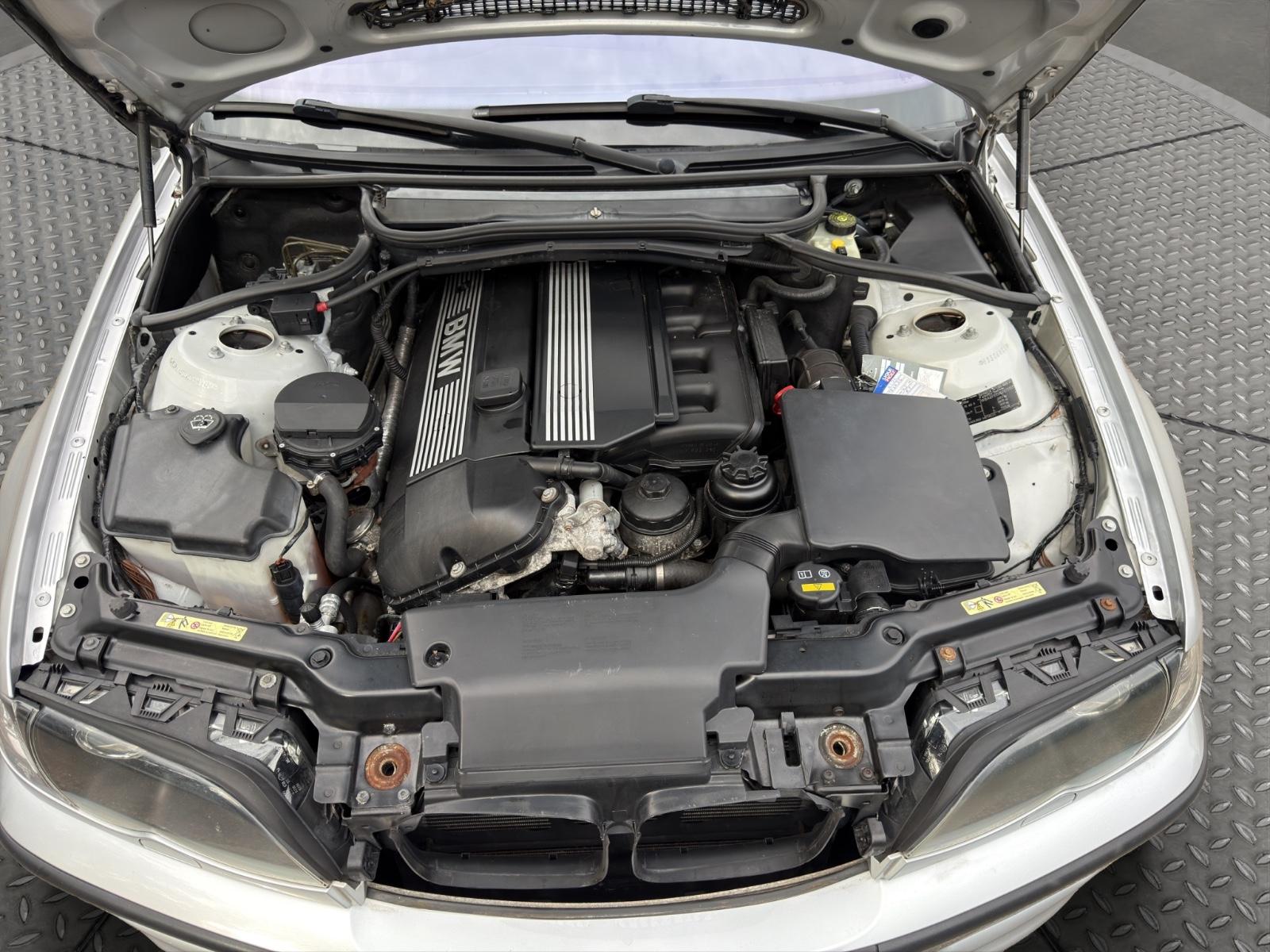 BMW 325 xi Touring E46 2.5i 192 ch 4x4 – Pack M – boîte manuelle – Alcantara – sièges chauffants & à mémoire – toit ouvrant – attelage