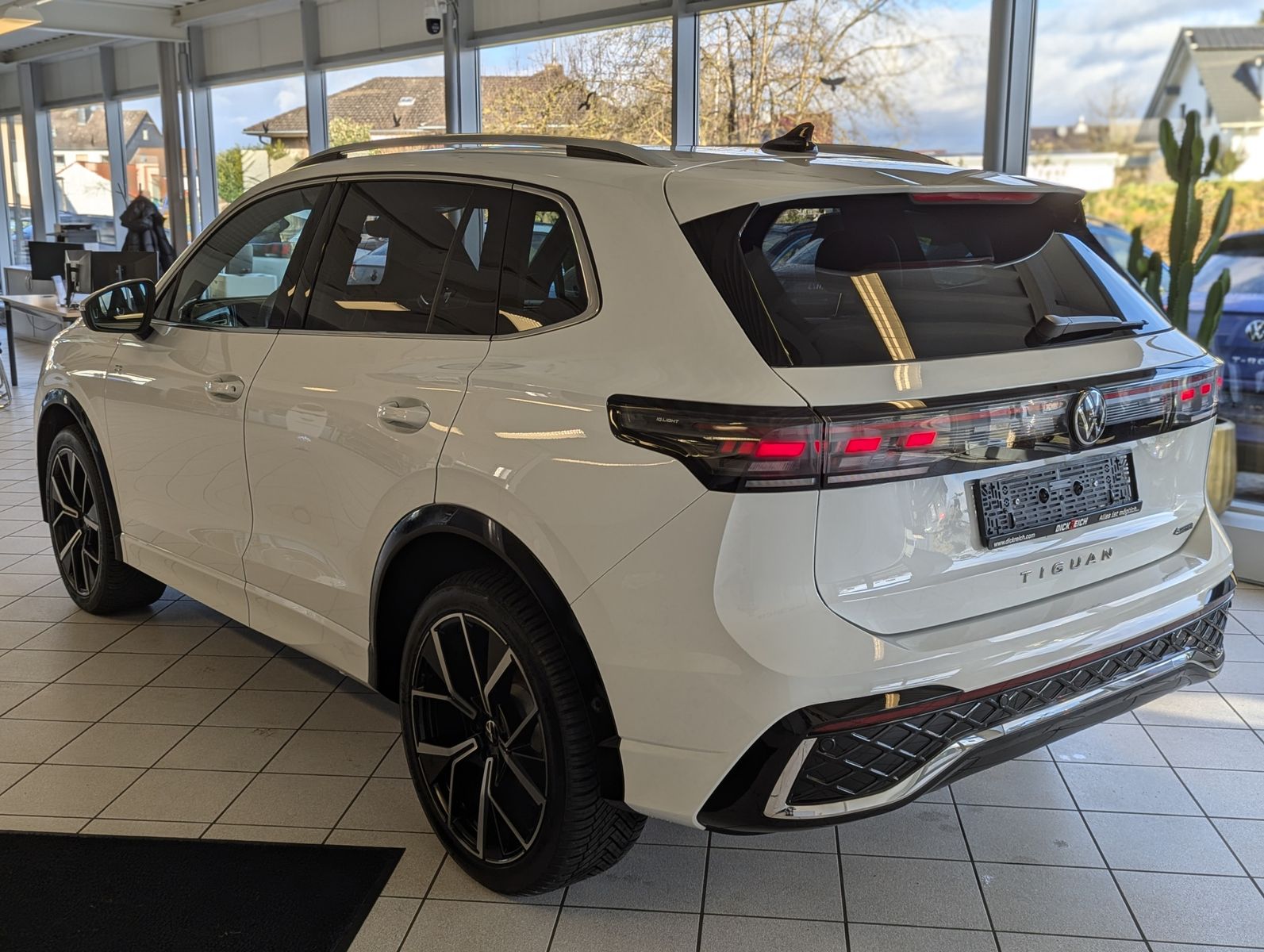 VW Tiguan 2.0TDI R-Line 4M Pano H/K AHK Matrix 20" - Image 5