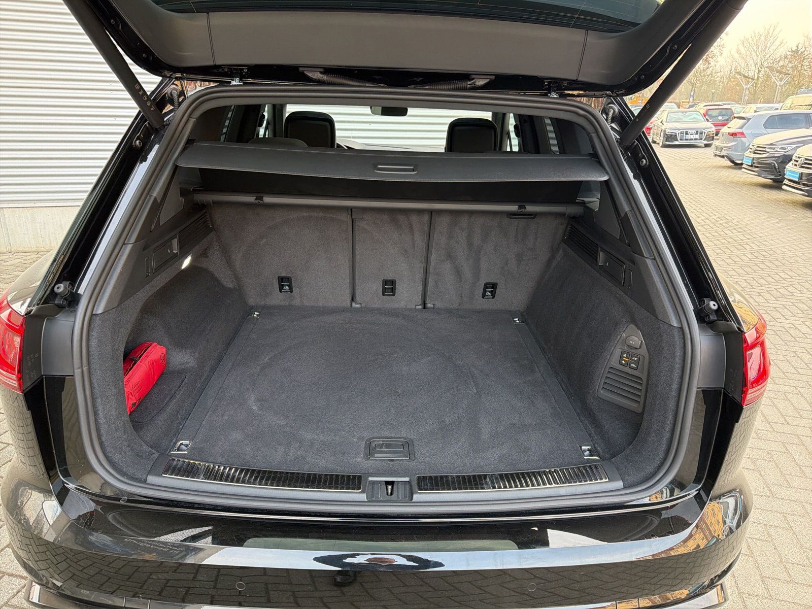 Fahrzeugabbildung Volkswagen Touareg 3.0 TDI 4M R-Line PANO STANDHZG AHK 22"